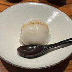 他力野割烹 - 七皿目。甘味として、さつまいもにあんこを載せた葛餅。上品な甘さに葛餅がプルプル。