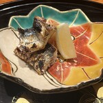 267969529 - 二皿目。秋刀魚の炭火焼き。内臓は抜いてあるが、開いたお腹に塗ってあり、ほんのりと秋刀魚ならではの苦味を感じる。