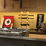 他力野割烹 - 奥には、鱧の骨ぎり包丁、刺身包丁、柳葉包丁、うなぎを下ろす包丁が並びます。