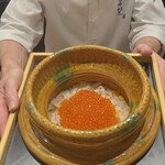 267969563 - 炊き立ての炊き込みご飯。これにたっぷりといくらを載せてくれます。