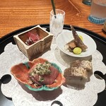 他力野割烹 - かますの棒寿司、鰤の刺身、目光の唐揚げ、鰹のたたき。しっかり皮に焼き目が入り香ばしい香りがする鰹、ほろりと口の中で身が解ける目光、脂身と酢飯のバランスが絶妙なかます、そして天然ものなのに脂が乗った鰤。