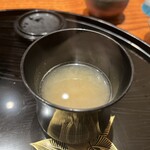 他力野割烹 - 香の物は白菜、生姜、いぶりがっこ、しば漬けが絶妙のバランスで混ざっています。留め椀はしじみやあさりなどの貝と鰹の出汁に麦味噌が解かれ、甘味があり旨みが凝縮されたお汁になっています。