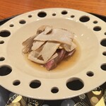 他力野割烹 - 五皿目。牛サーロインの松茸しゃぶしゃぶ。松茸の香りがしっかり移った出汁で食べるサーロインは、脂っぽさを感じることなくお肉と松茸と出汁の旨みでいくらでも食べられそう。