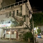 肉の変態集団 疾風ホルモン - このビルの2階　看板