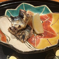 他力野割烹 - 二皿目。秋刀魚の炭火焼き。内臓は抜いてあるが、開いたお腹に塗ってあり、ほんのりと秋刀魚ならではの苦味を感じる。