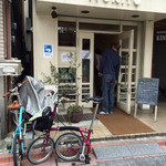 イトキト - 小さなお店はいつもお客さんが並んでます。