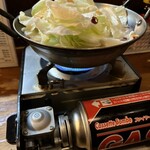 もつ焼きばん - 何でカセットボンベ剥き出しなんだよだが、これがこの店っぽい。