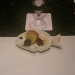 久壷庵 - 美味しい梅干＆香の物。魚の皿・・・裏にもちゃんと目がついてる