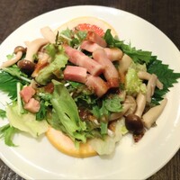 廣東料理 民生 ヒルトンプラザウエスト店 - 季節の冷菜サラダ仕立てベーコン入り