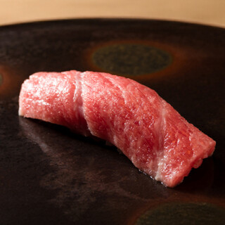 新鮮なネタや赤酢が効いたシャリにもこだわる本格江戸前鮨を堪能