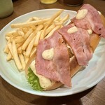 ブラックプール ハンバーガー カフェ - オニオンベーコンドッグ