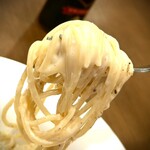 ブラックプール ハンバーガー カフェ - ホワイトソースと粗挽き胡椒が絡んで美味い。