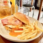 ブラックプール ハンバーガー カフェ - 【秋季限定】お月見バーガー（※販売終了）とフライドポテト
      半熟玉子が普通のエッグと違って半熟なので、破れて黄身が流れる事もありますが、これにフライドポテトをディップして食べるのがまた美味い。