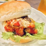 ブラックプール ハンバーガー カフェ - 【限定】ヤンニョムチキンバーガー。チリソースとチキンが絶妙なバランスで美味しかったです。大盛況で完売したので一度しか食べられなかったのが悔やまれます。※販売終了