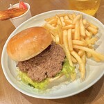 ブラックプール ハンバーガー カフェ - ハンバーガー（ソース無し）とフライドポテト。卓上常設ケチャップとフレンチマスタードでお好みに。
