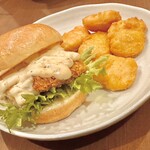 ブラックプール ハンバーガー カフェ - フィッシュフライ、タルタルソースがけとナゲット。