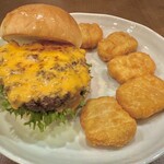 ブラックプール ハンバーガー カフェ - Wチーズバーガー（ソース無し）とナゲット。ケチャップとフレンチマスタードがテーブルに常設される様になり、こう言う注文も可能になりました。