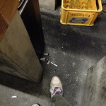 大衆酒場 よっちゃん - タバコの吸い殻は床に捨てちゃえばい良いルールです（私は吸わない人）　