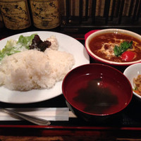 たくあん・牡丹亭 - ビーフシチュー。
                1100円。
                水、ホットジンジャー、麦茶、コーヒーなどがセルフで飲み放題。