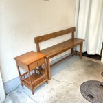 LoY - 小さいテーブルとベンチのテラス席