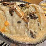 ブラックプール ハンバーガー カフェ - 【10月限定】ブランバーガー。手作りホワイトソースと香ばしく焼かれたマッシュルームがハンバーガーと絡んで美味い。フォークとナイフで食べます。