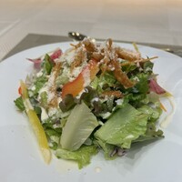 俺のフレンチ グランメゾン 大手町 - サラダ（下の方にコンビーフのようなお肉がたくさん）