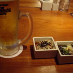 魚神 - 付き出し（素麺ともずく酢）と生ビール