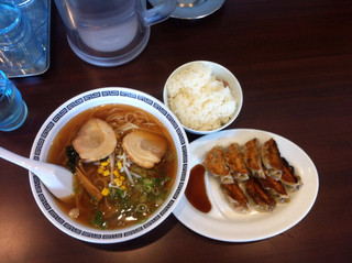 h Menno Yakata - 醤油ラーメン＋ライス＆餃子