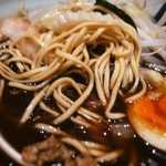 京都 五行 - 焦がし醤油をまとった麺。