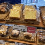 サンエトワール - 初めて見ました、四角いメロンパンです。