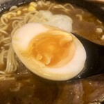 牛こくラーメン まる勝 - 玉子　濃い味の煮玉子だとスープとケンカしそう、のコレなのでしょう