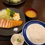 とんかつ 旭軒 - セット全景。お皿に盛られたライスは意外とお箸でも食べやすかったです