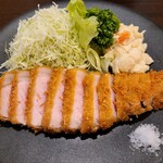 とんかつ 旭軒 - 黒いお皿に白いフルールドセル。美しい盛付けです