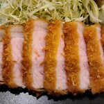 とんかつ 旭軒 - 繊細で薄づきの衣は最後までべちゃつかず、剥がれず密着しています。