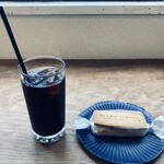 アリー コーヒー - 両方のネジネジをほどいて様々の模様を拝見。ワックスペーパーに包み直して縦に齧り付いて良かったものか。上部のビスケットでクリームとレーズンを掬うすべは思いつかなかった。