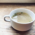 アリー コーヒー - 大根の切り方、品良く一口サイズながら、つい「大根の割りかた」と書きたいくらい潔い。表面は静まり返っていますが器のなかは野菜たくさん。