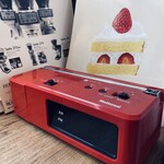 アリー コーヒー - カウンターの書籍スペース。この色味の赤、令和の今もどこかにありますか。