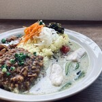 アリー コーヒー - 週替わりランチ三種盛り。奥側チキンマサラにはライタ嬉しいひとまわし。辛さ増せるそうです。私には充分に満足の爽やかな辛さ。キーマカレーは単品でも好み。