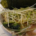 横浜家系ラーメン 蓮 - ネギが暴れている♪