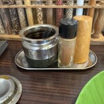 イーマサラ - 添えられるマサラチリ､チリパウダー､ペッパー｡
