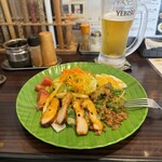 イーマサラ - オーダー品のスパイシーサラダ、チキンやポテトなどの散りばめられた〝おつまみサラダ〟