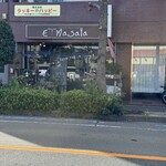 イーマサラ - 幹線道路に面した店構え｡国旗以外は何屋かは伺い知れない店構え｡