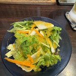 イーマサラ - これはダルバートの付け合わせとのミニサラダ｡