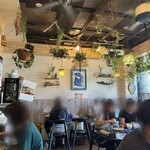 イーマサラ - 緑豊かな店内