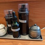 とんかつひなた - 塩2種類とソース2種類とオリーブオイル。右の高知の塩が合ってました。