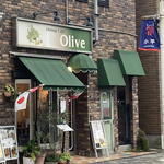 ダイニングカフェ オリーブ - ファサード。たまに2階の窓から猫が覗いている。