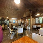 三匹の猫 - 店内