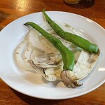 三匹の猫 - 付け合わせの玉ねぎ、エリンギ、万願寺とうがらし