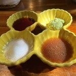 三匹の猫 - 醤油ダレ、わさび、塩、ステーキソース