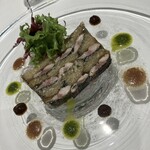 オーグードゥジュール メルヴェイユ 博多 - 秋刀魚と茄子のテリーヌ。ソースはトマト、バジル、秋刀魚の内臓をベースとしたもの
